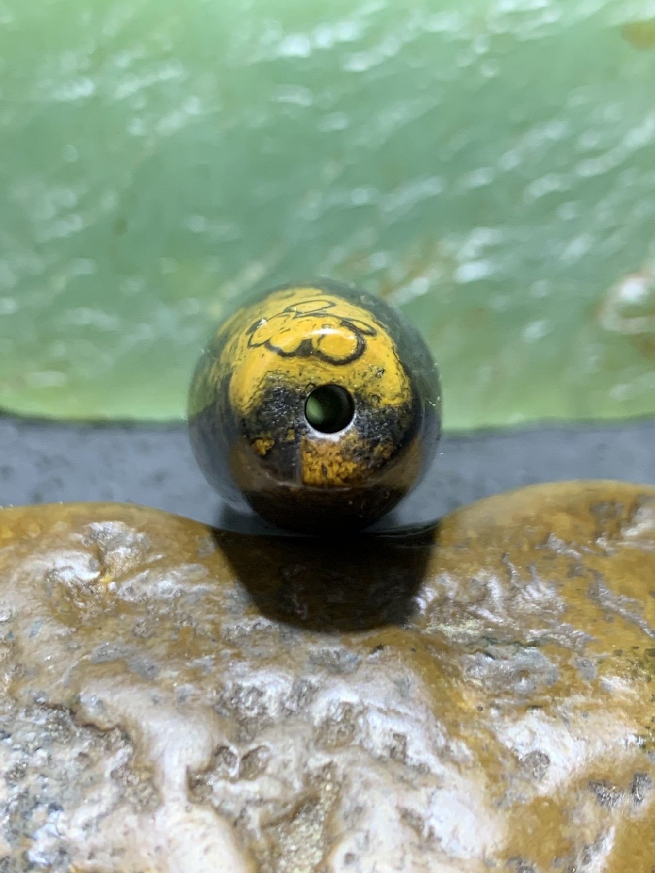 精美天然罕见冰种蓝玉髓亚光九眼页岩石蒙天珠天珠一颗！