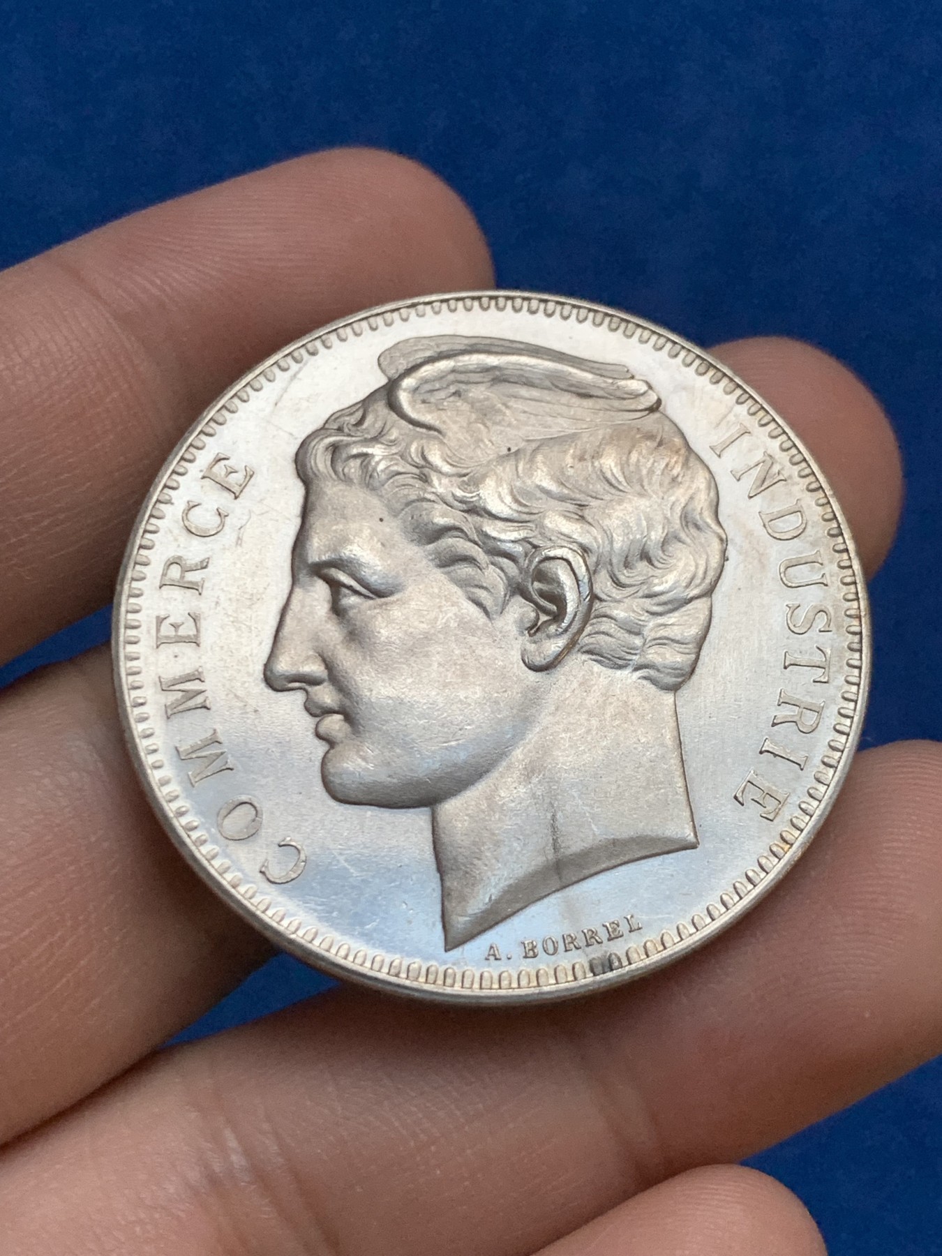 《竞宝斋》第207场-周日，周一 2场 (全场包邮) 法国亨利德维尔德纪念银章  直径：39.1mm 重量：33.7g   边铭：丰饶角加银标