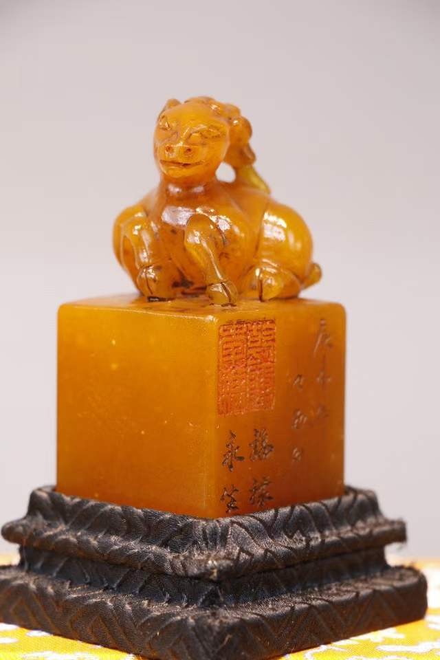 旧藏精品田黄石“鹿”印章 尺寸：高10.5cm 宽4cm 重272g