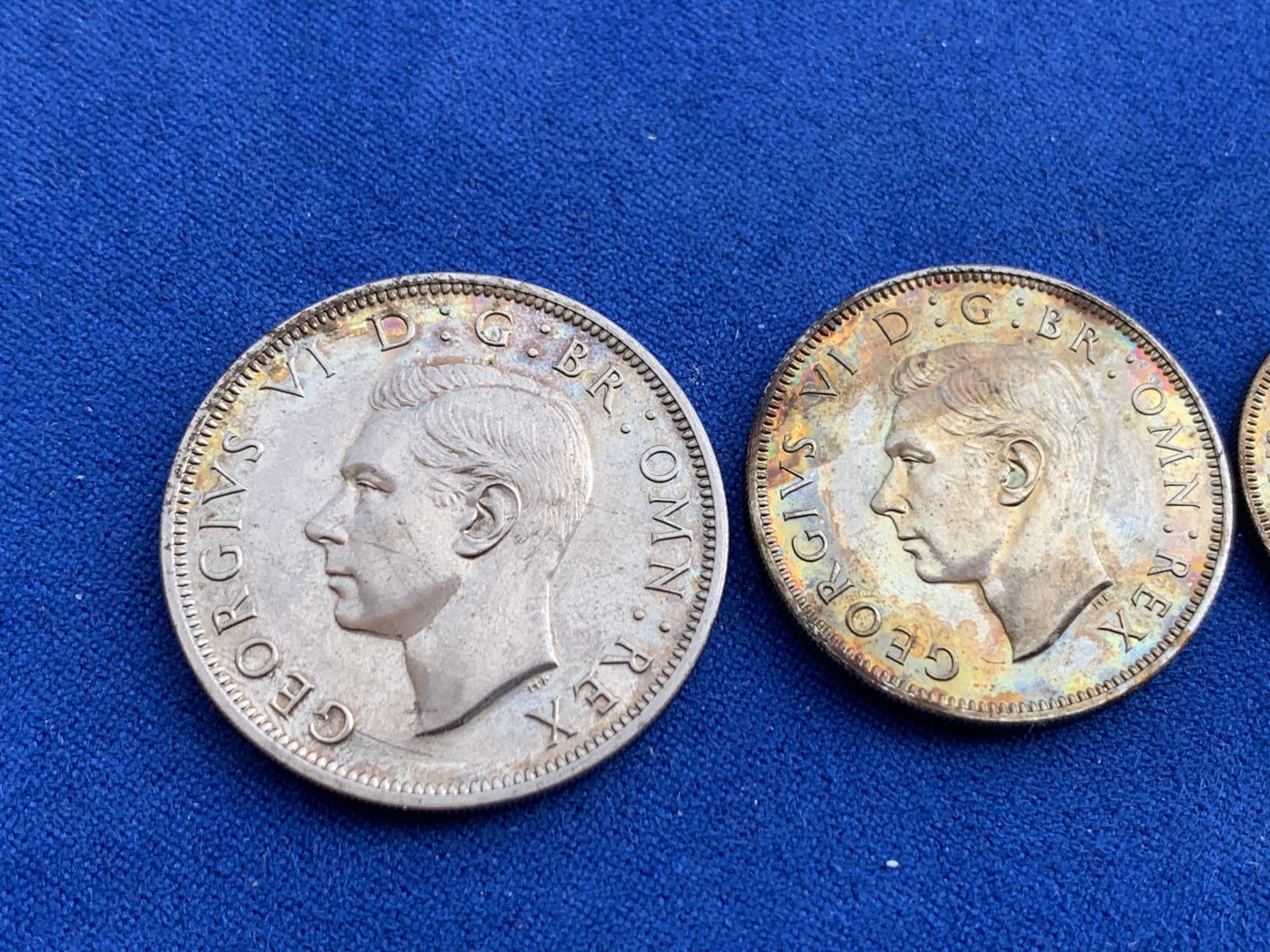 《竞宝斋》第207场-周日，周一 2场 (全场包邮) 1950年英国乔治六世精制套币，品相不错带五彩。