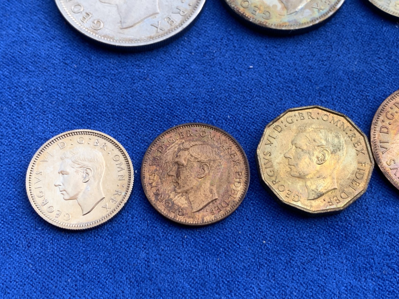 《竞宝斋》第207场-周日，周一 2场 (全场包邮) 1950年英国乔治六世精制套币，品相不错带五彩。