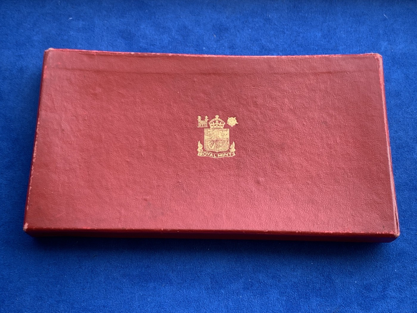 《竞宝斋》第207场-周日，周一 2场 (全场包邮) 1950年英国乔治六世精制套币，品相不错带五彩。