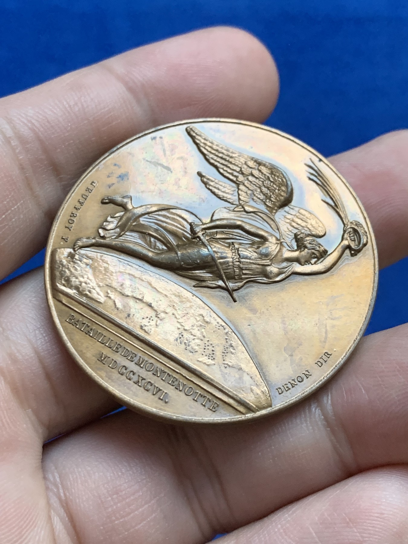 《竞宝斋》第207场-周日，周一 2场 (全场包邮) 拿破仑执政官铜章，意大利战役的胜利。少见的早期执政头像，边铭丰饶角+Bronze，直径41.6mm，34.1克。胜利女神背生双翼，翱翔于地球上空。