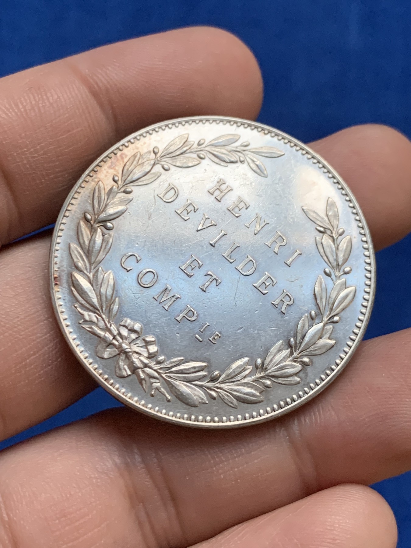 《竞宝斋》第207场-周日，周一 2场 (全场包邮) 法国亨利德维尔德纪念银章  直径：39.1mm 重量：33.7g   边铭：丰饶角加银标