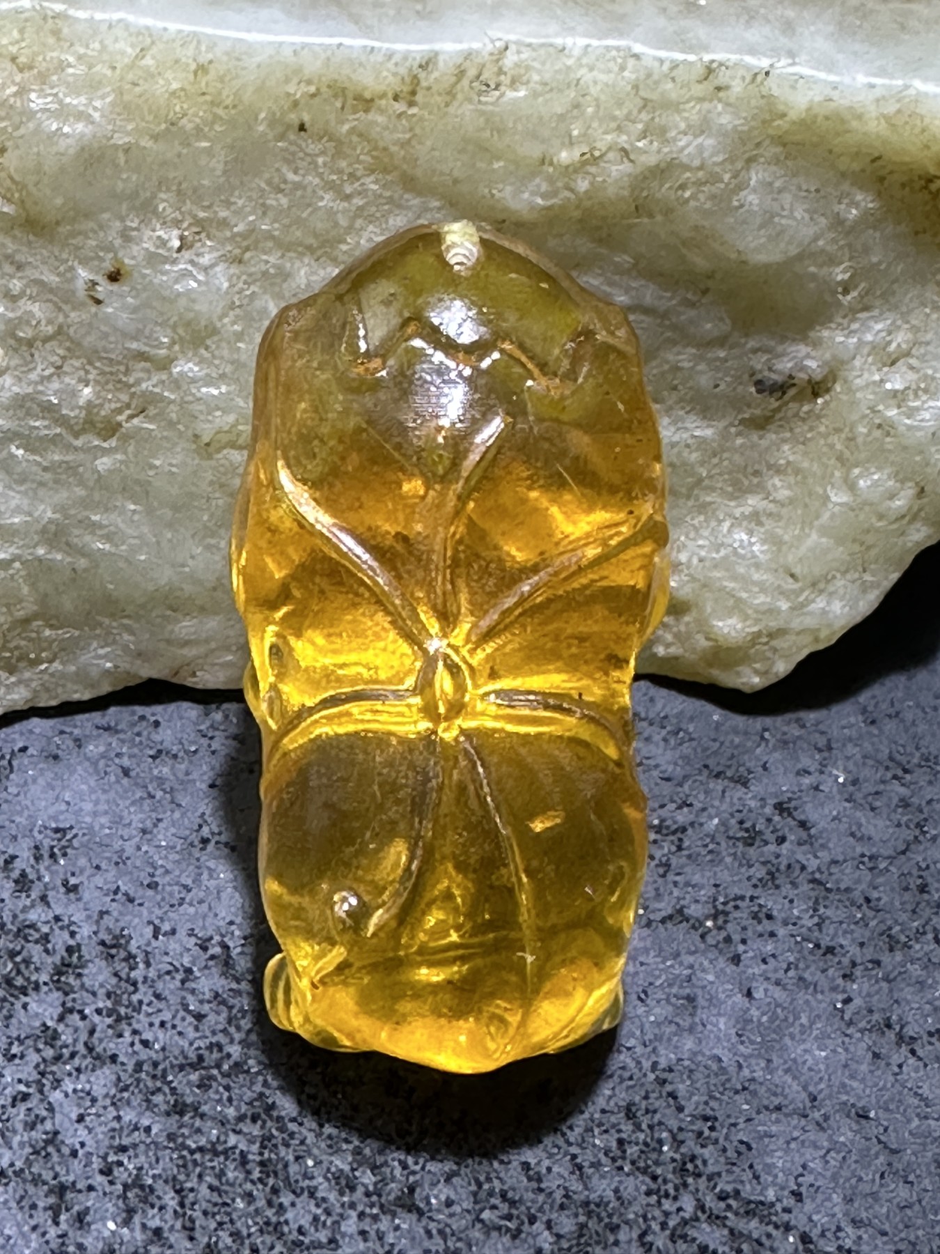 精美天然乌克兰蜜蜡原石雕刻小狗吊坠一个，