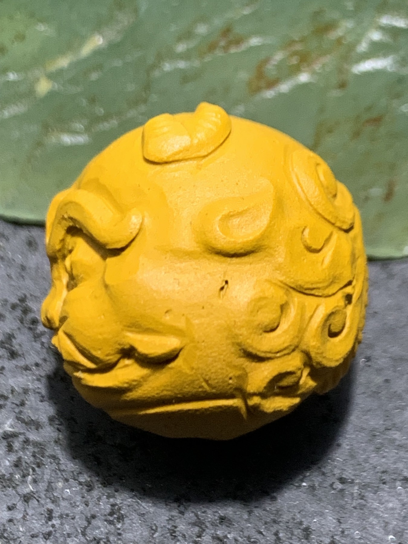精美戈壁鸡油黄彩玉手工雕刻瑞兽珠子一个！