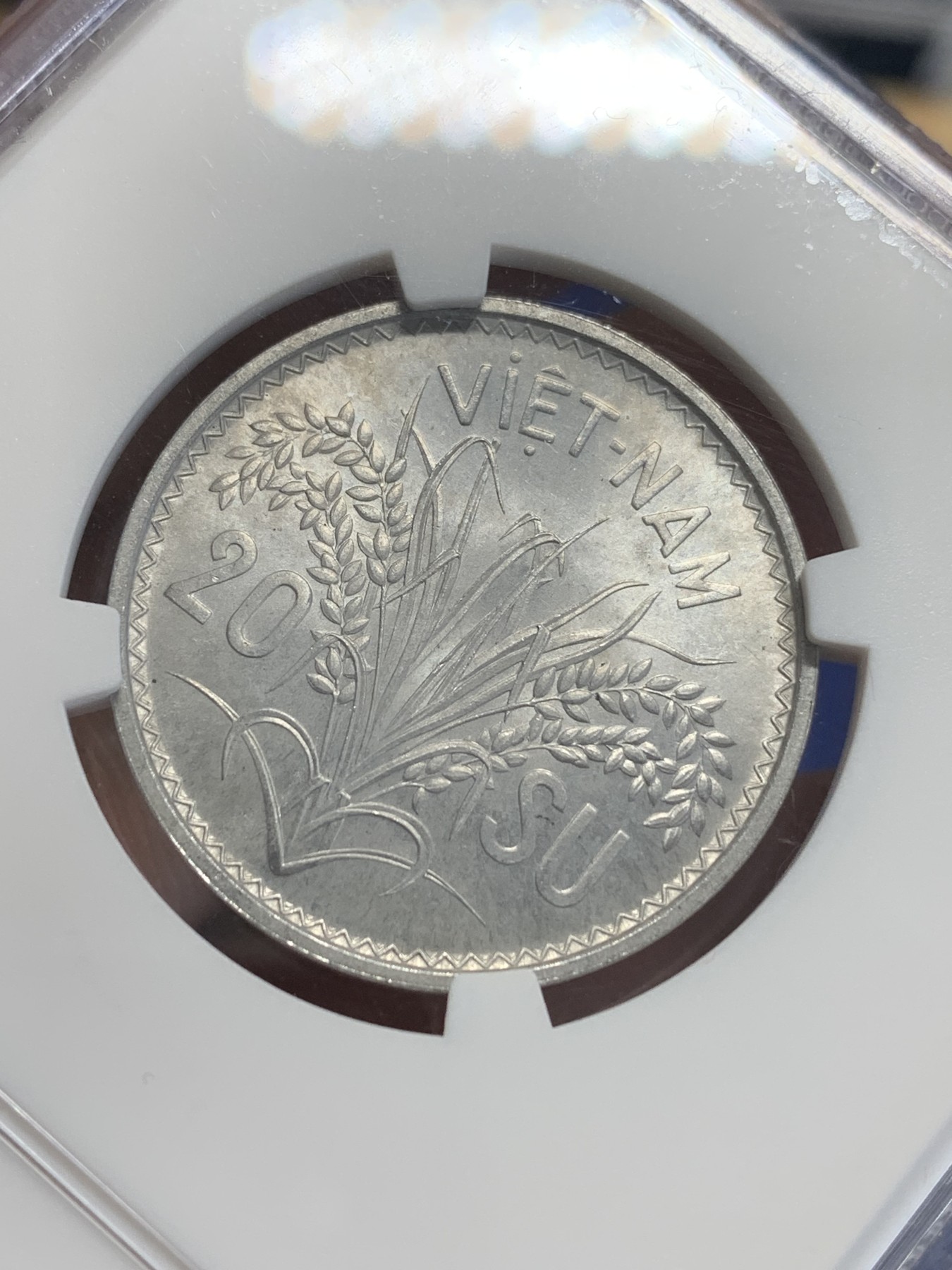 《竞宝斋》第207场-周日，周一 2场 (全场包邮) NGC MS63 越南1953三美女20苏铝币