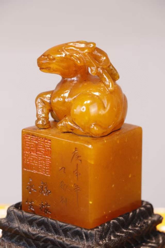 旧藏精品田黄石“鹿”印章 尺寸：高10.5cm 宽4cm 重272g