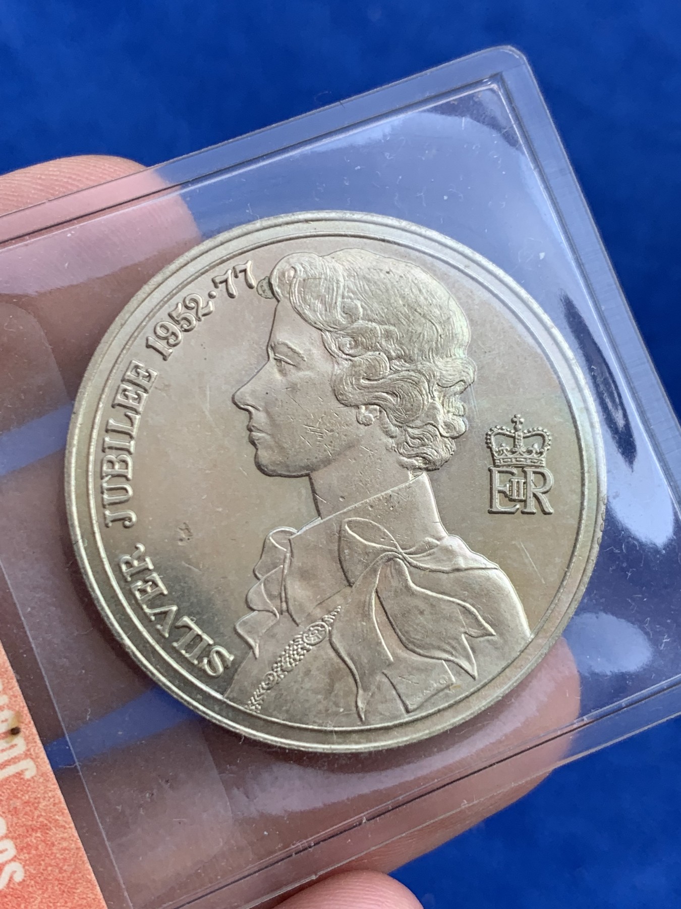 《竞宝斋》第207场-周日，周一 2场 (全场包邮) 1977年英国伊丽莎白二世加冕25周年纪念白铜章 26.6克 38mm