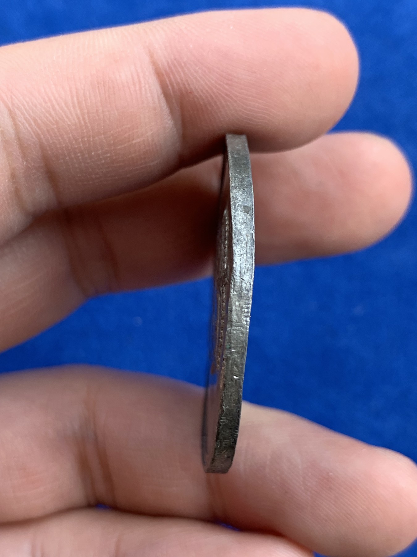 《竞宝斋》第207场-周日，周一 2场 (全场包邮) 1953年英国伊丽莎白二世加冕WM材质纪念章 38.4mm 20.6克 章有不平