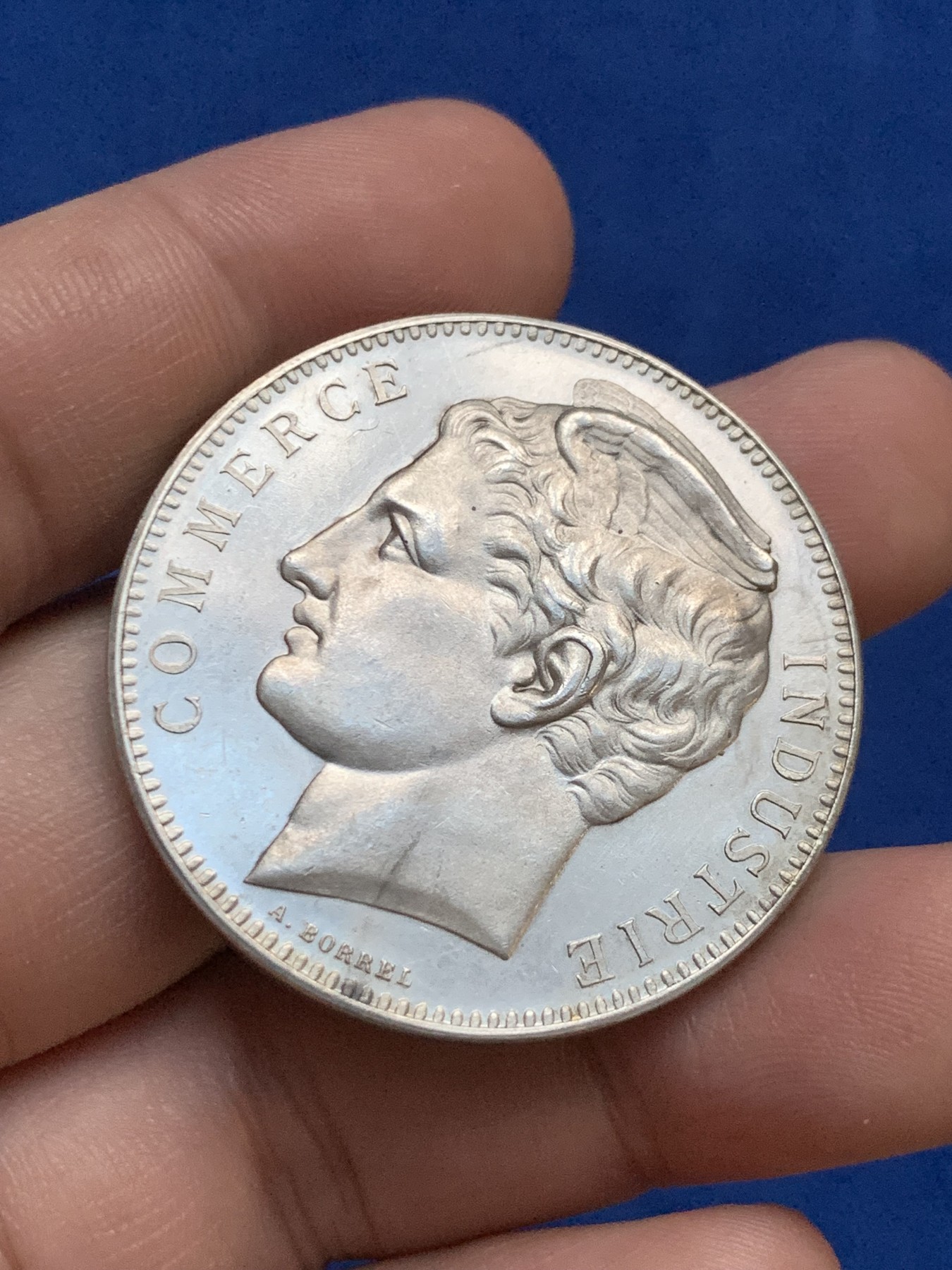 《竞宝斋》第207场-周日，周一 2场 (全场包邮) 法国亨利德维尔德纪念银章  直径：39.1mm 重量：33.7g   边铭：丰饶角加银标