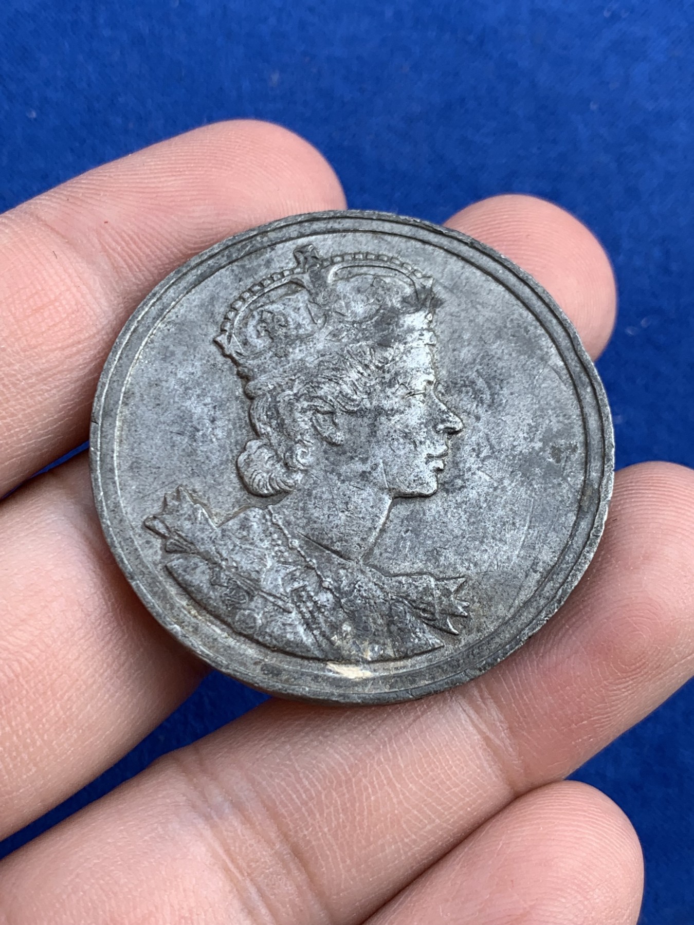 《竞宝斋》第207场-周日，周一 2场 (全场包邮) 1953年英国伊丽莎白二世加冕WM材质纪念章 38.4mm 20.6克 章有不平