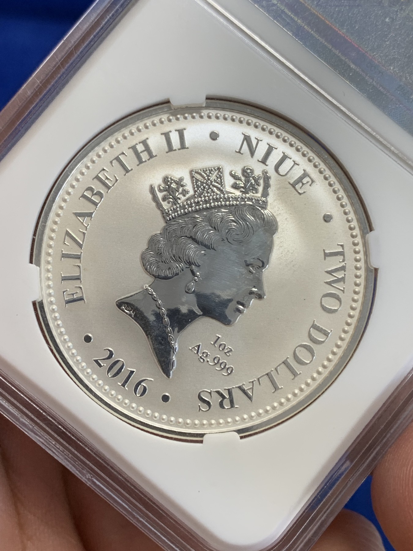 《竞宝斋》第207场-周日，周一 2场 (全场包邮) 2016年纽埃大闯天宫美猴王之金猴献瑞2元精制银币，直径40mm ，重量31.1g ，999银。全新精制彩色大银币，国粹题材，经典形象，平平安安。