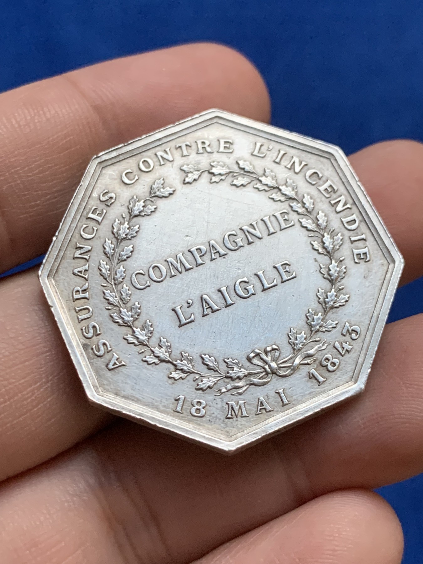 《竞宝斋》第207场-周日，周一 2场 (全场包邮) 1843年法国雄鹰保险公司八角，极少见 21.8克 36.4mm 丰饶角银标 大规格 状态不错