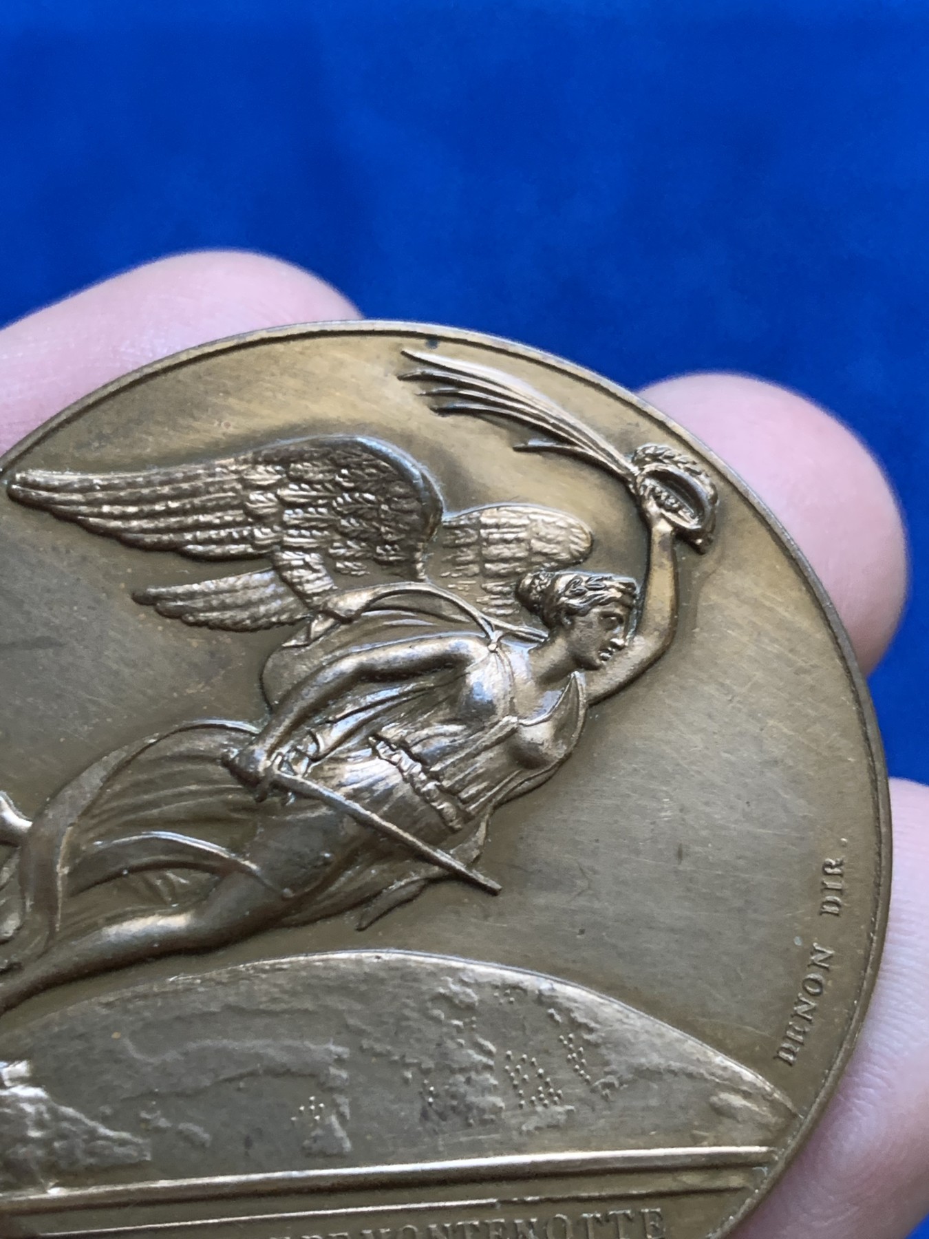 《竞宝斋》第207场-周日，周一 2场 (全场包邮) 拿破仑执政官铜章，意大利战役的胜利。少见的早期执政头像，边铭丰饶角+Bronze，直径41.6mm，34.1克。胜利女神背生双翼，翱翔于地球上空。