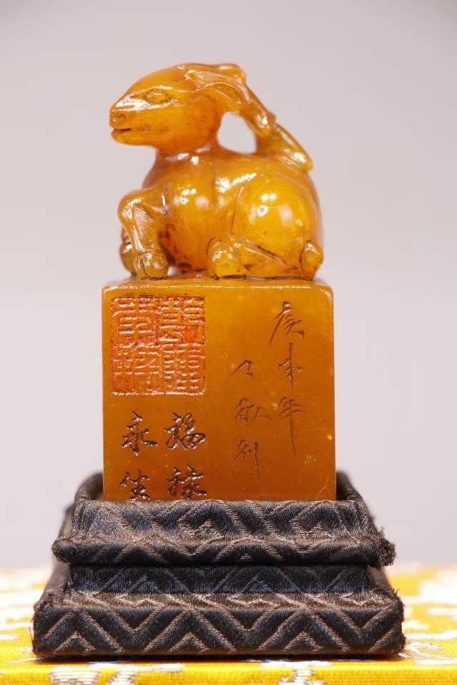 旧藏精品田黄石“鹿”印章 尺寸：高10.5cm 宽4cm 重272g