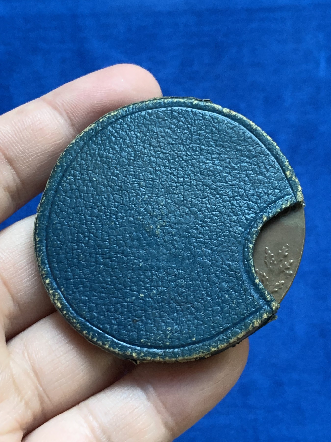 《竞宝斋》第207场-周日，周一 2场 (全场包邮) 法国1900年国际博览会铜章（原盒） 直径：53.3mm  重量：70gr 边铭：丰饶角＋铜标