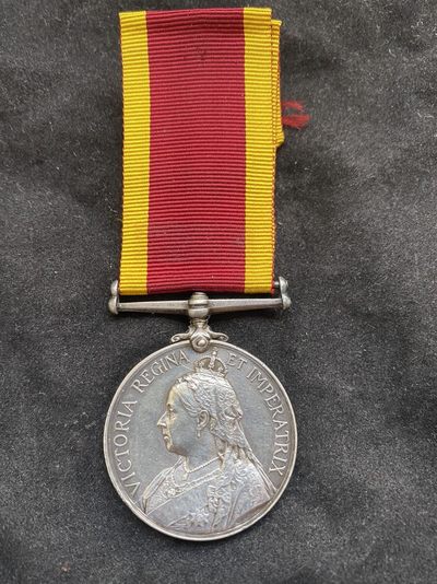 盛世勋华——号角文化勋章邮票专场拍卖第144期 - 英国1900年庚子侵华奖章 银制 带原刻边铭（该章存在一些后刻边铭的现象，藏友需慎重） 授予皇家海军皮克号船员