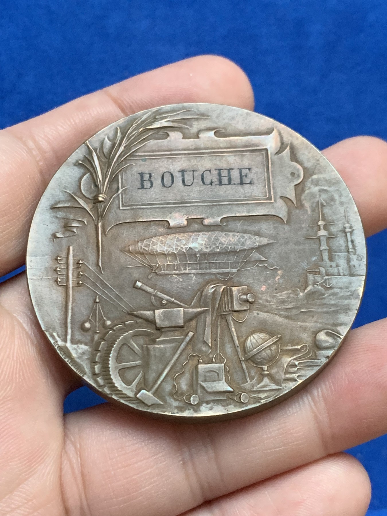 《竞宝斋》第207场-周日，周一 2场 (全场包邮) 法国1900年国际博览会铜章（原盒） 直径：53.3mm  重量：70gr 边铭：丰饶角＋铜标