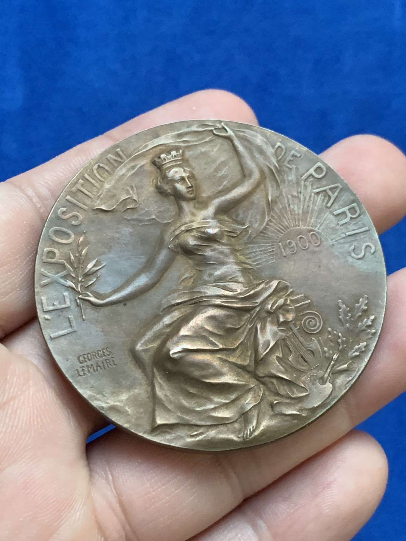 《竞宝斋》第207场-周日，周一 2场 (全场包邮) 法国1900年国际博览会铜章（原盒） 直径：53.3mm  重量：70gr 边铭：丰饶角＋铜标