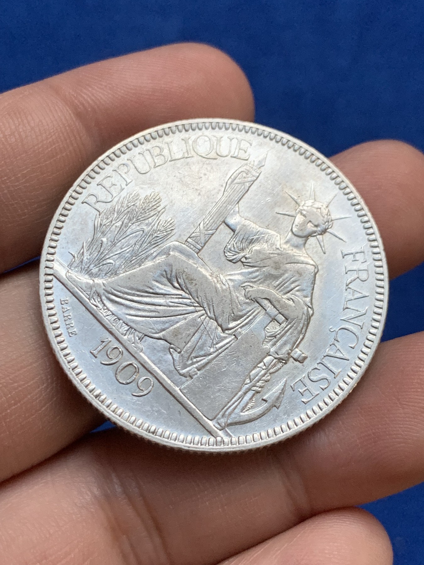 《竞宝斋》第207场-周日，周一 2场 (全场包邮) 1909年法属印支1皮斯阿特大银币，俗称座洋，轻度磨损，底板状态好