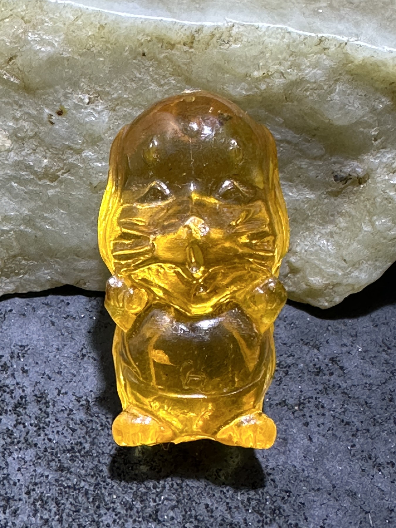 精美天然乌克兰蜜蜡原石雕刻小狗吊坠一个，