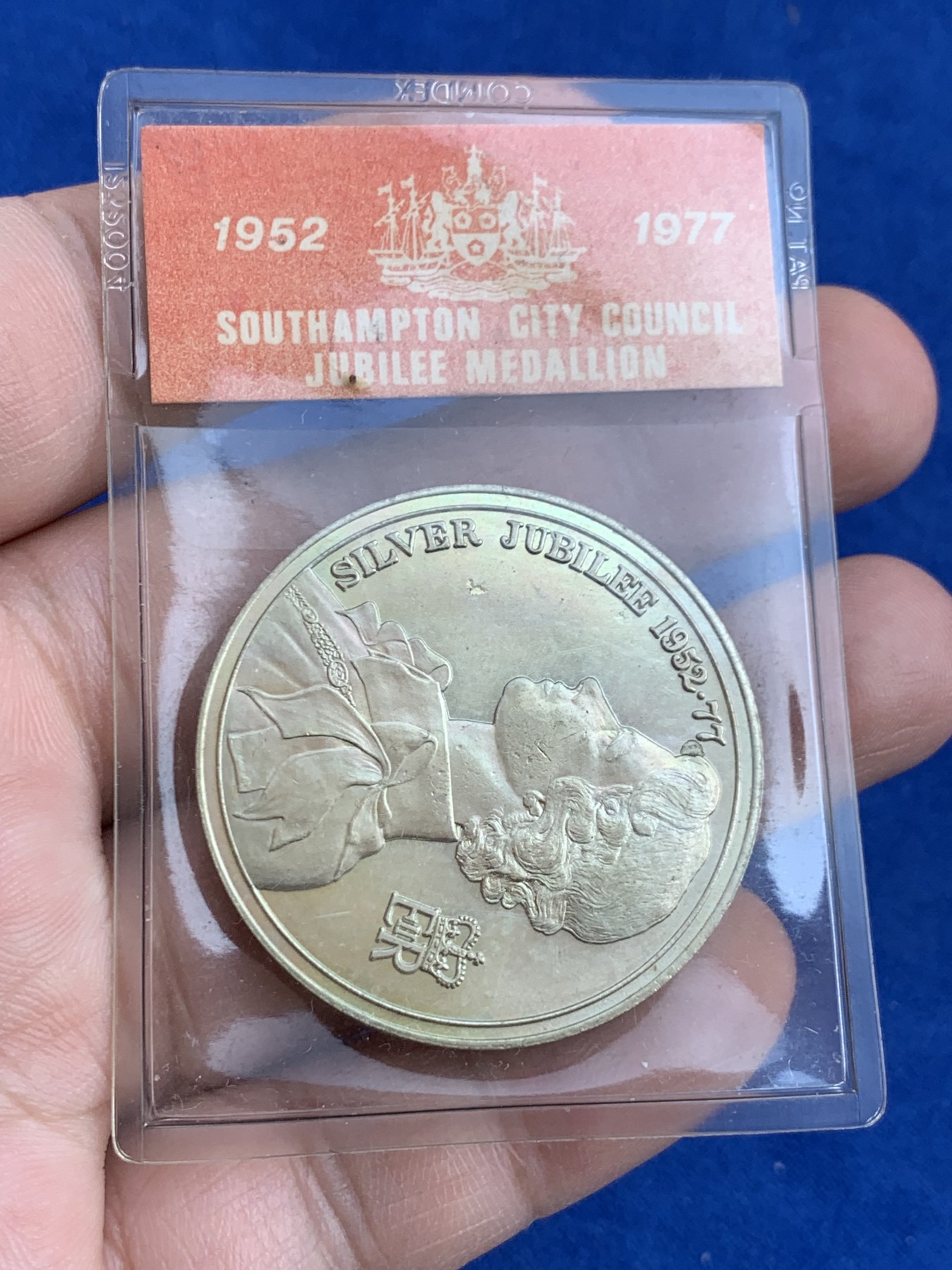 《竞宝斋》第207场-周日，周一 2场 (全场包邮) 1977年英国伊丽莎白二世加冕25周年纪念白铜章 26.6克 38mm