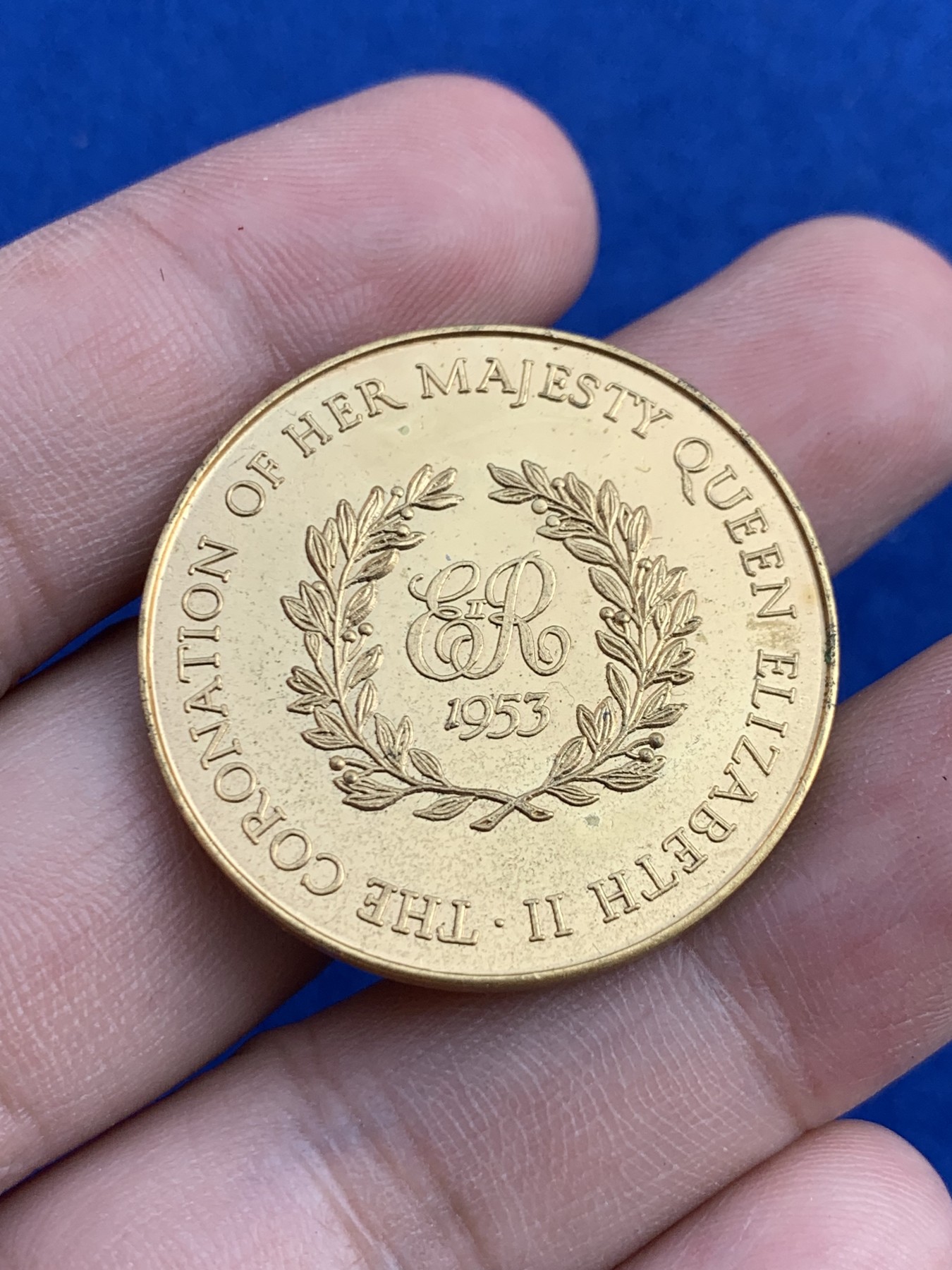 《竞宝斋》第207场-周日，周一 2场 (全场包邮) 1953年英国伊丽莎白二世加冕镀金铜章 33.4mm 12.2克