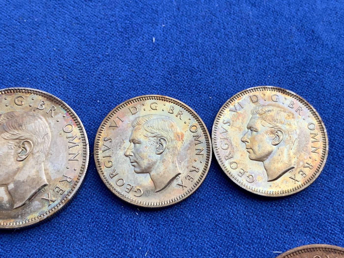 《竞宝斋》第207场-周日，周一 2场 (全场包邮) 1950年英国乔治六世精制套币，品相不错带五彩。