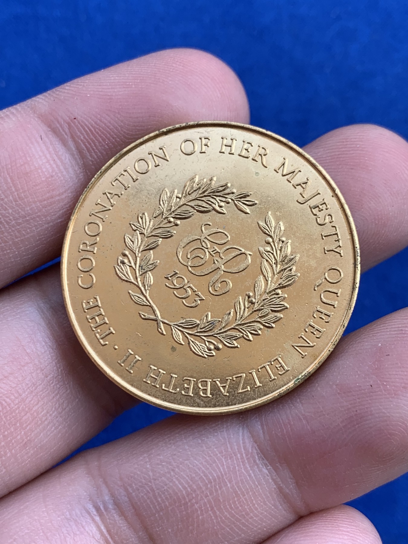 《竞宝斋》第207场-周日，周一 2场 (全场包邮) 1953年英国伊丽莎白二世加冕镀金铜章 33.4mm 12.2克