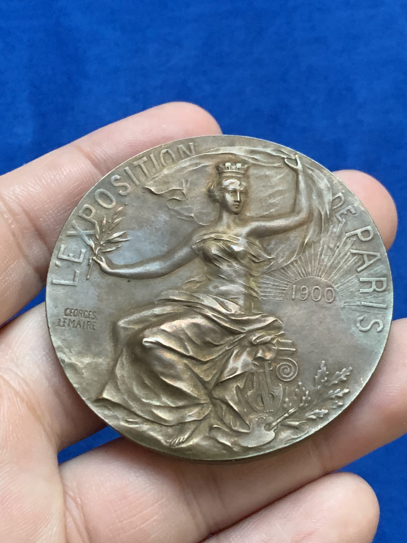 《竞宝斋》第207场-周日，周一 2场 (全场包邮) 法国1900年国际博览会铜章（原盒） 直径：53.3mm  重量：70gr 边铭：丰饶角＋铜标