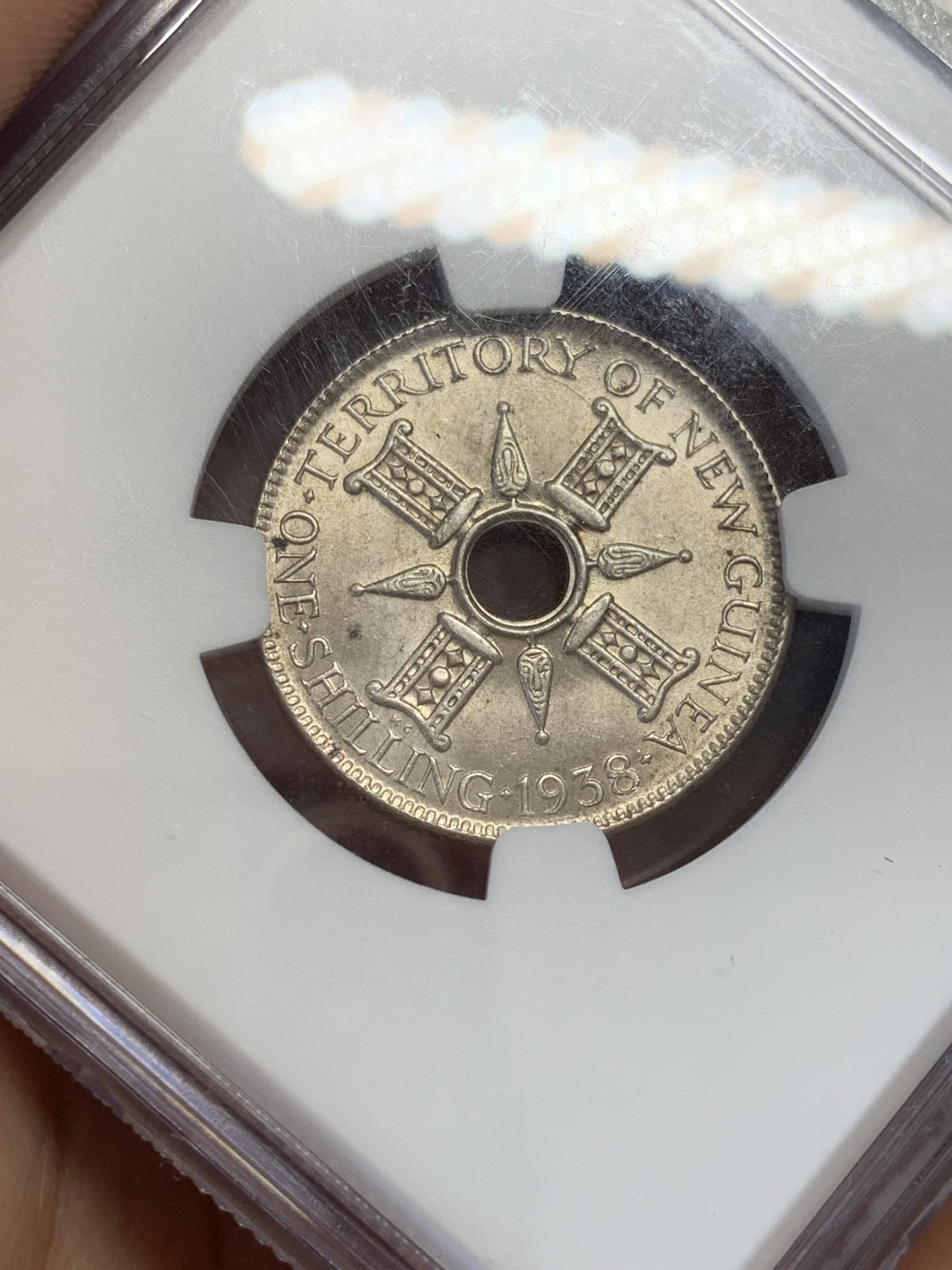 《竞宝斋》第207场-周日，周一 2场 (全场包邮) NGC MS64 英属新几内亚1938年一先令银币 分数不错