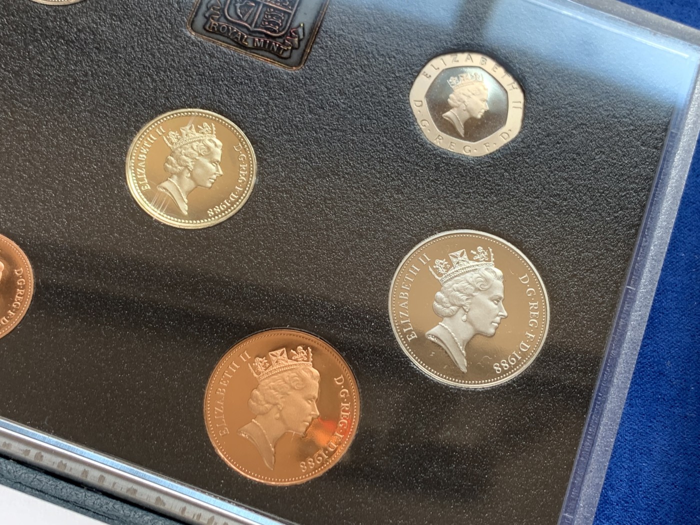 《竞宝斋》第207场-周日，周一 2场 (全场包邮) 英国1988年精制币套装 蓝盒 含独特盾牌1英磅