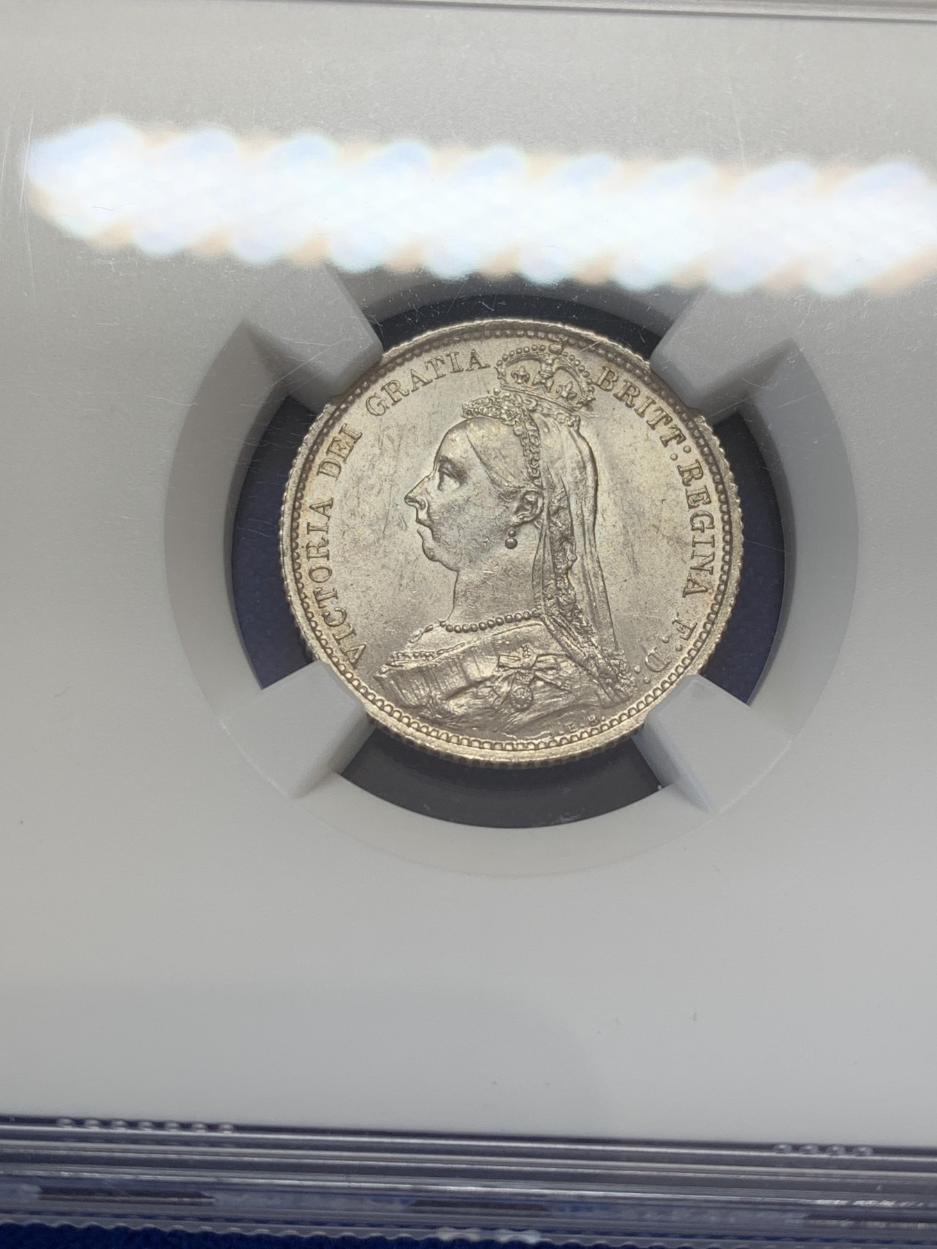 《竞宝斋》第207场-周日，周一 2场 (全场包邮) NGC-MS63 英国1887年维多利亚高冠6便士银币 盾徽撤回版