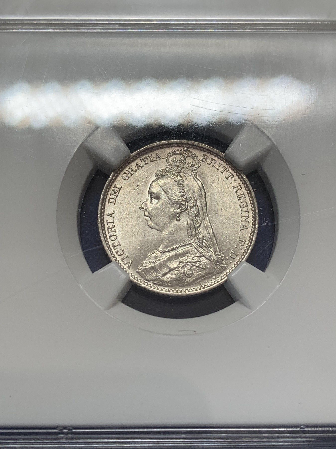 《竞宝斋》第207场-周日，周一 2场 (全场包邮) NGC-MS63 英国1887年维多利亚高冠6便士银币 数字面值版  标签处有裂纹