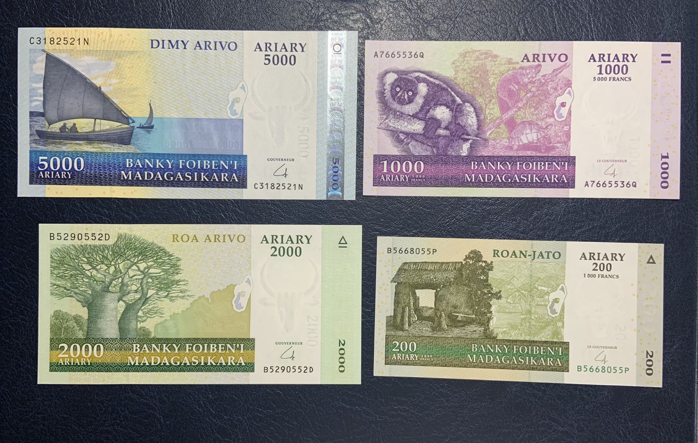 收藏联盟Quantum Auction 第297期拍卖  马达加斯加2004年100-10000法郎一套 号码无4 品相全新UNC（10000面值品相为AU）