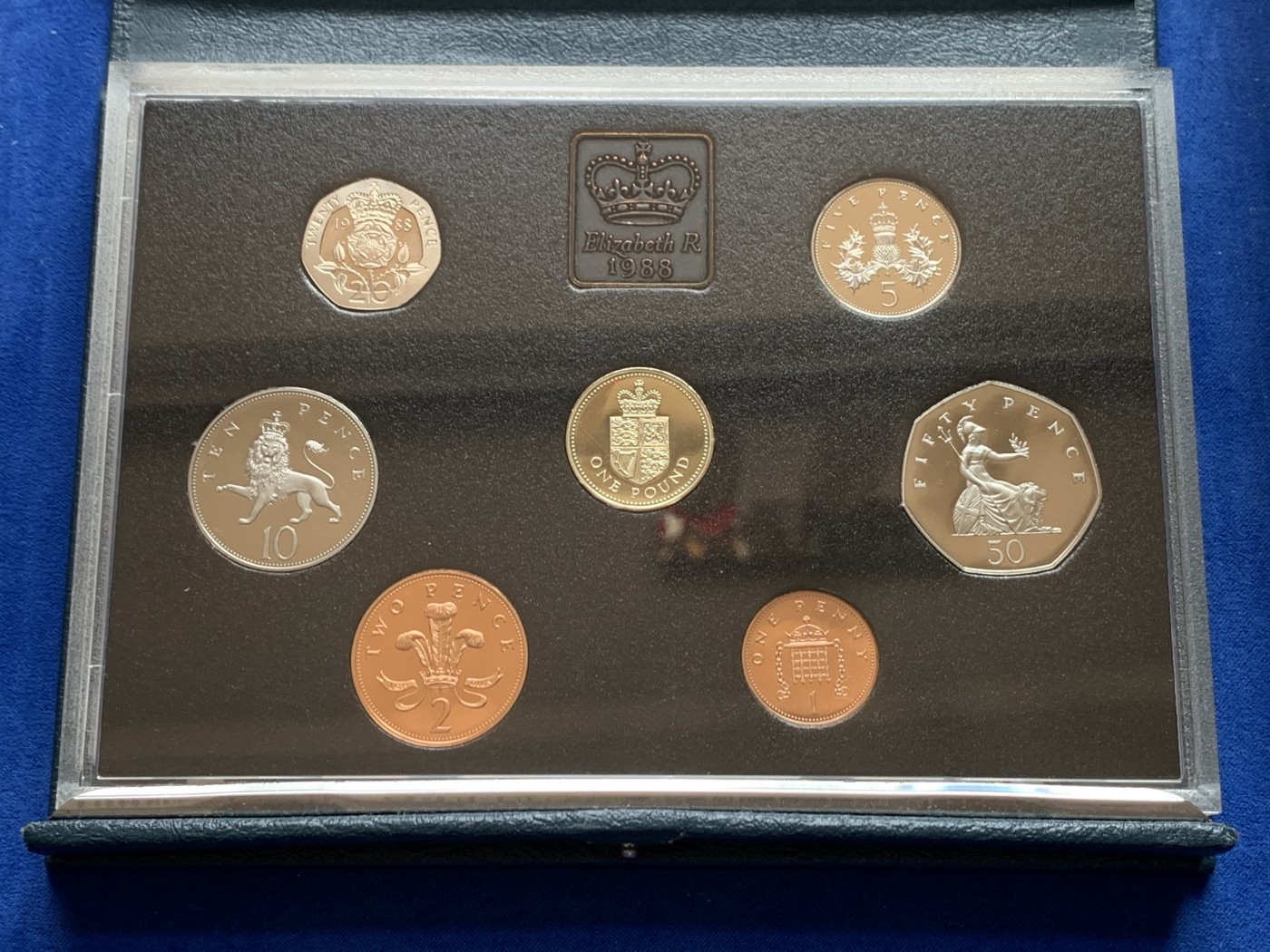 《竞宝斋》第207场-周日，周一 2场 (全场包邮) 英国1988年精制币套装 蓝盒 含独特盾牌1英磅