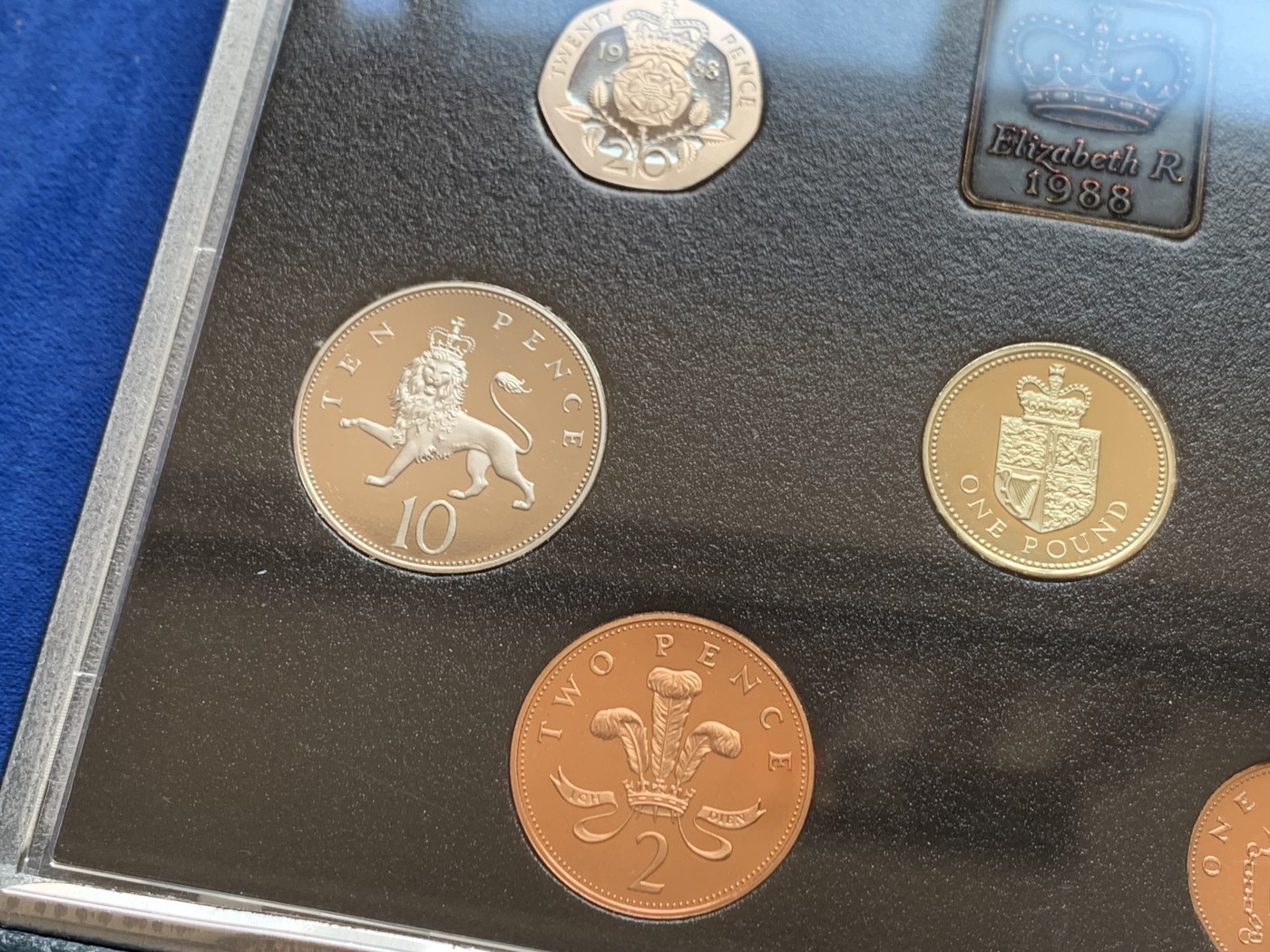 《竞宝斋》第207场-周日，周一 2场 (全场包邮) 英国1988年精制币套装 蓝盒 含独特盾牌1英磅