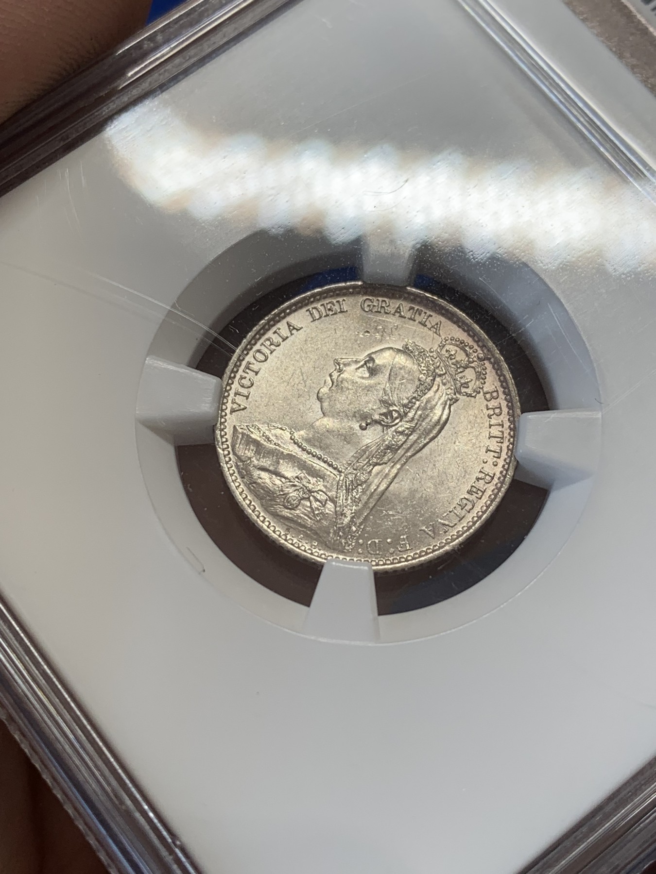 《竞宝斋》第207场-周日，周一 2场 (全场包邮) NGC-MS63 英国1887年维多利亚高冠6便士银币 数字面值版  标签处有裂纹