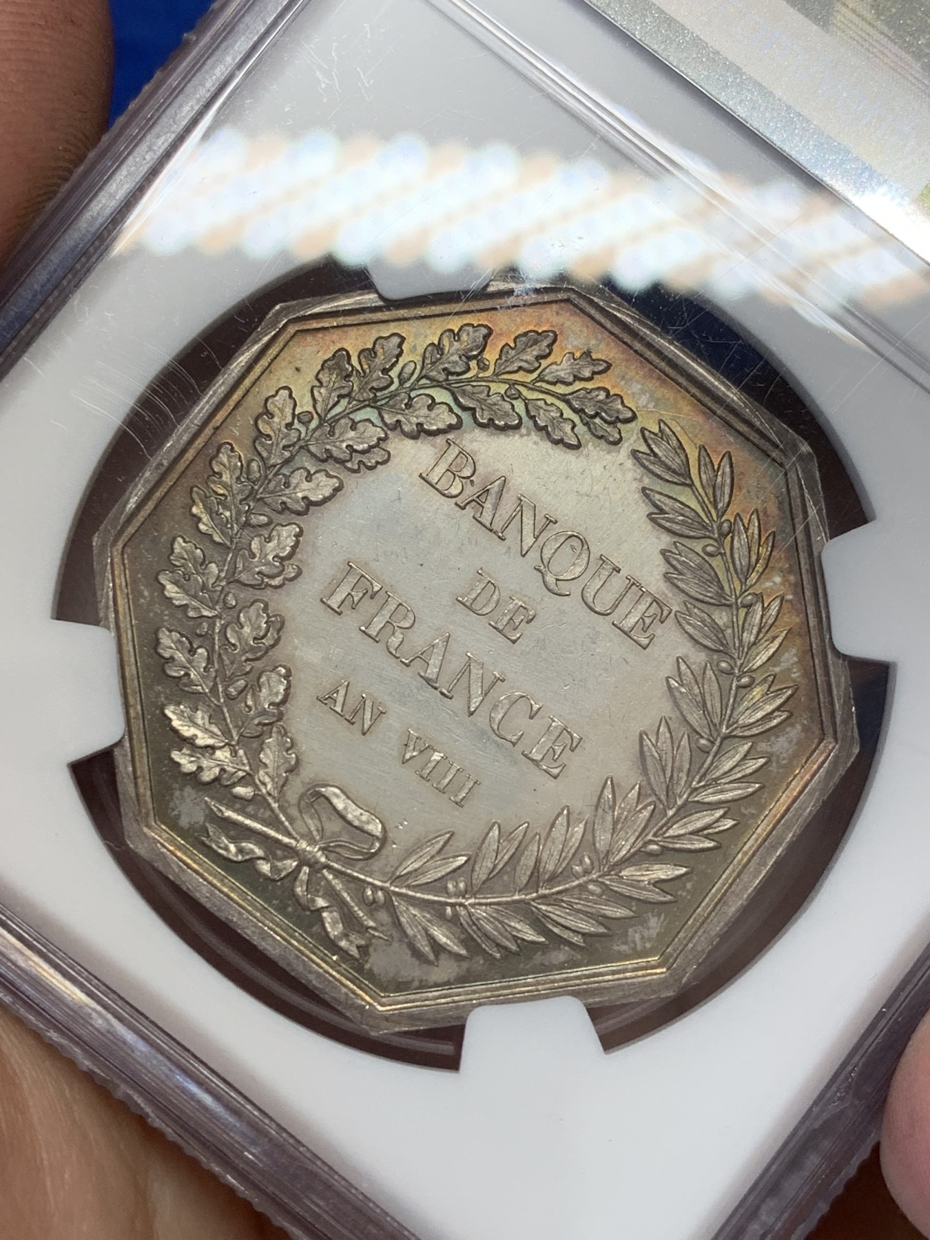 《竞宝斋》第207场-周日，周一 2场 (全场包邮) NGC-MS64 法国 1879年 法兰西银行 八角银质代币 DUMAREST作品 烟斗边铭（对应1879年铸造），金色包浆