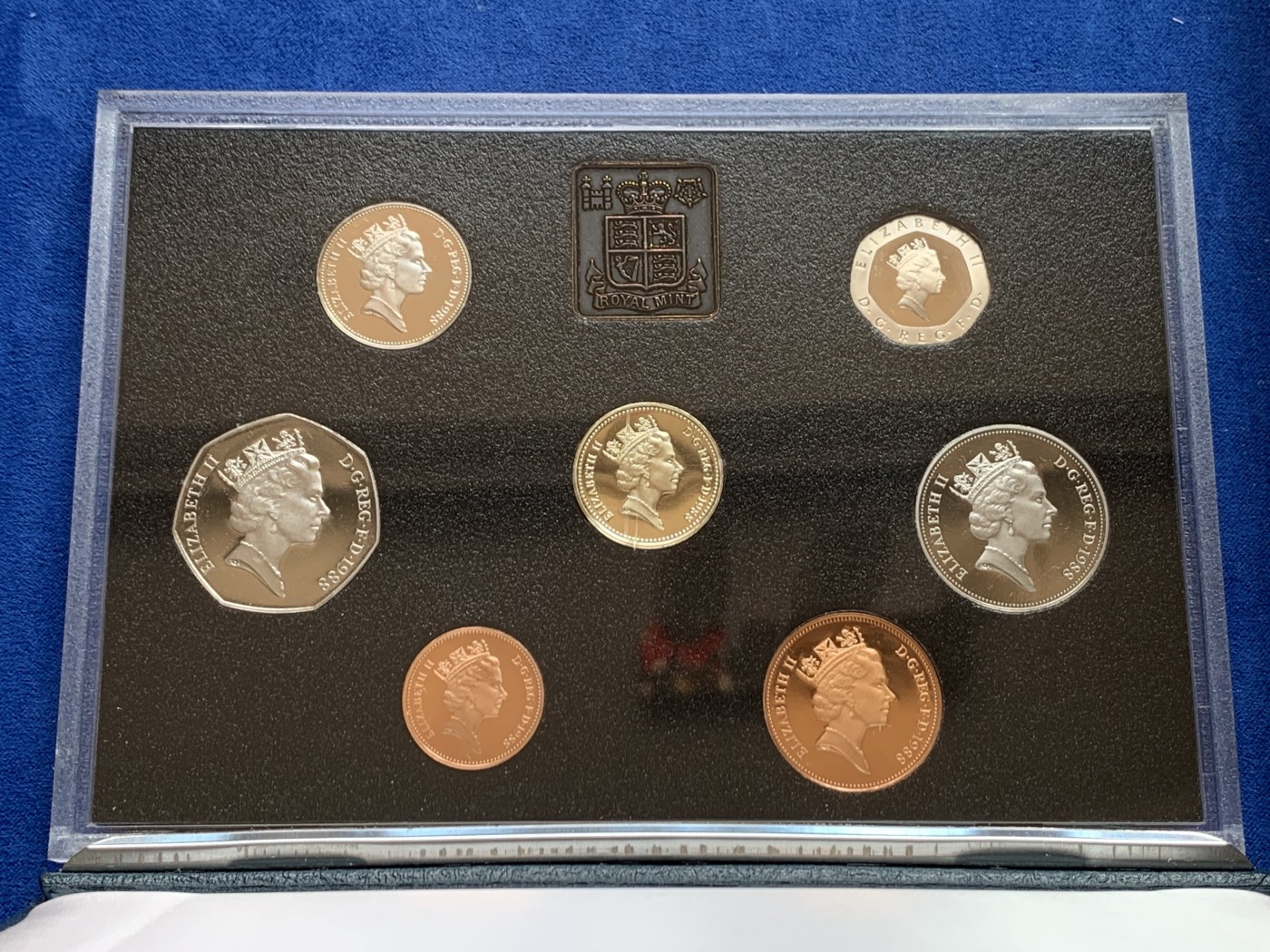 《竞宝斋》第207场-周日，周一 2场 (全场包邮) 英国1988年精制币套装 蓝盒 含独特盾牌1英磅