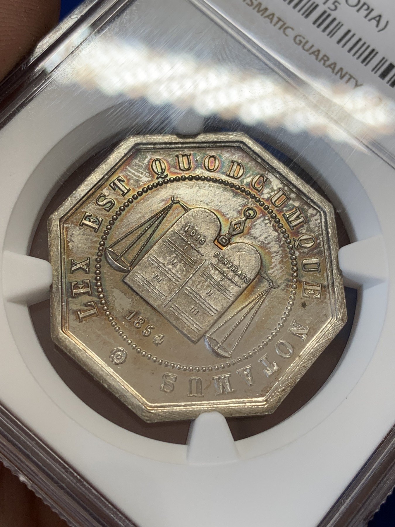 《竞宝斋》第207场-周日，周一 2场 (全场包邮) NGC-MS65 法国1854亚眠公证处天平八角银质八角代币，正面为典法后面的天平秤下方年份，背面为花枝环绕的铭文，顶级高分，丰饶角+ARGENT银标边铭，非常漂亮且少见的百年老银章原光五彩老包浆，状态极佳。