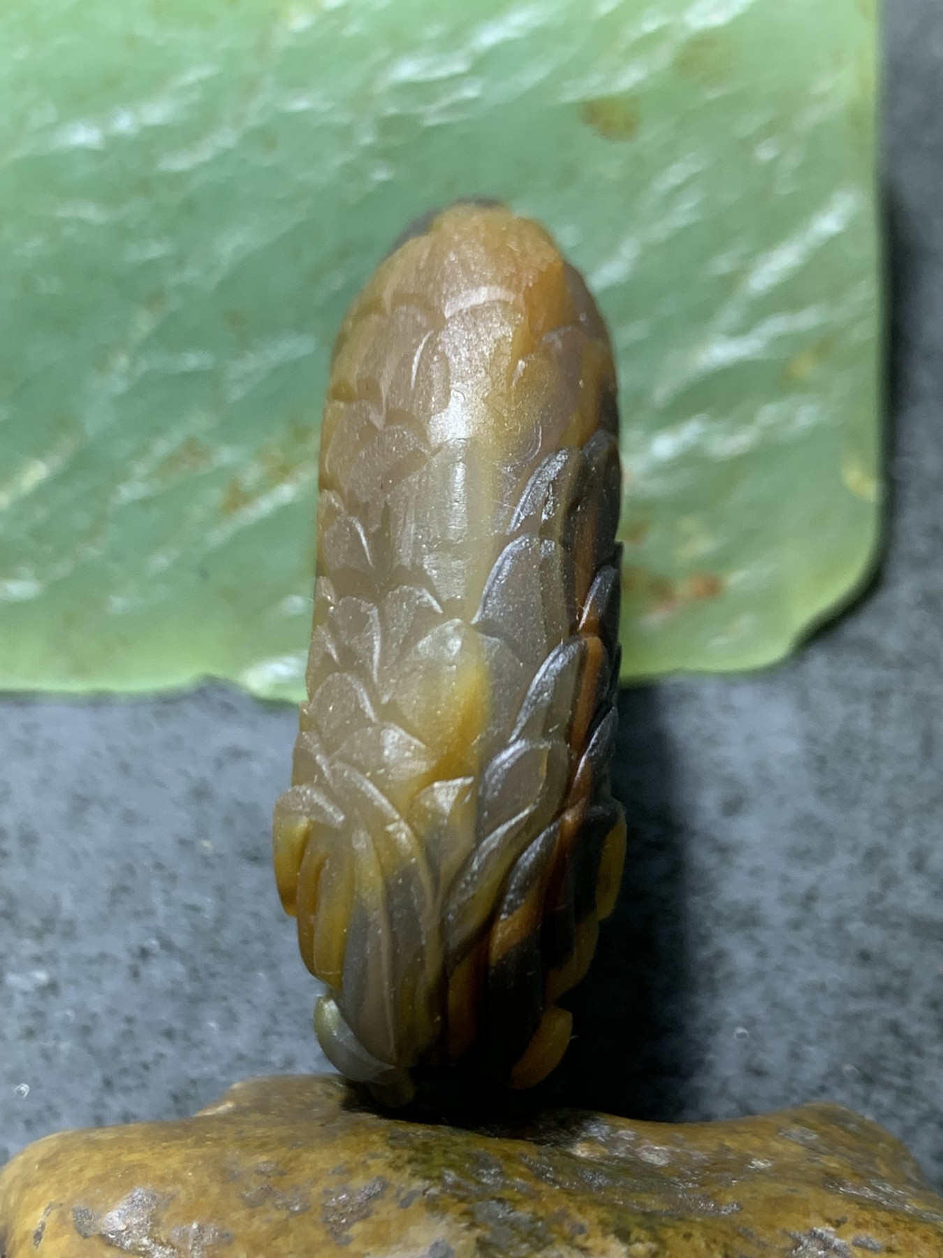 精美亚光高玉化巴西玛瑙手工俏色巧雕随形龙扣吊坠一个！