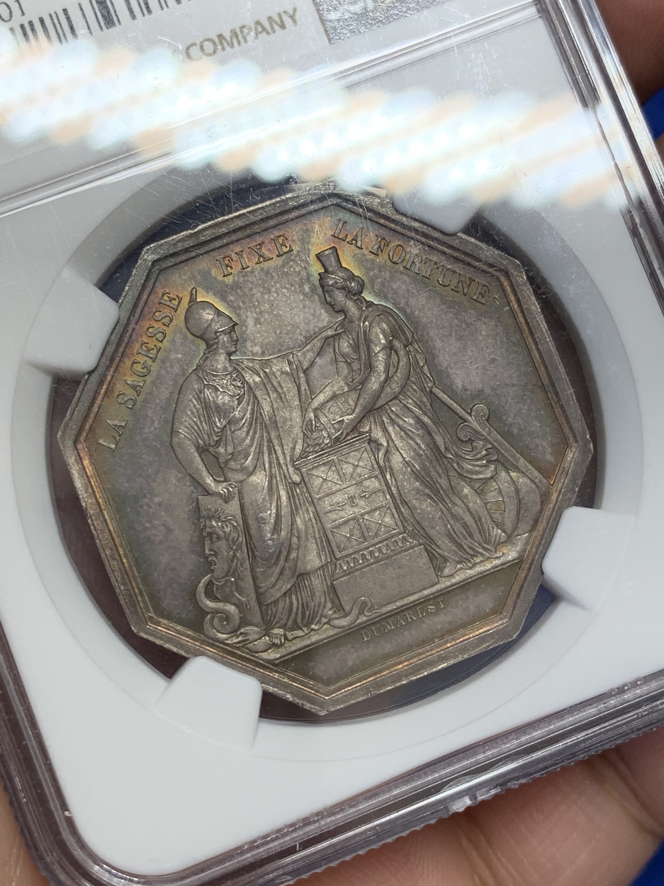 《竞宝斋》第207场-周日，周一 2场 (全场包邮) NGC-MS64 法国 1879年 法兰西银行 八角银质代币 DUMAREST作品 烟斗边铭（对应1879年铸造），金色包浆