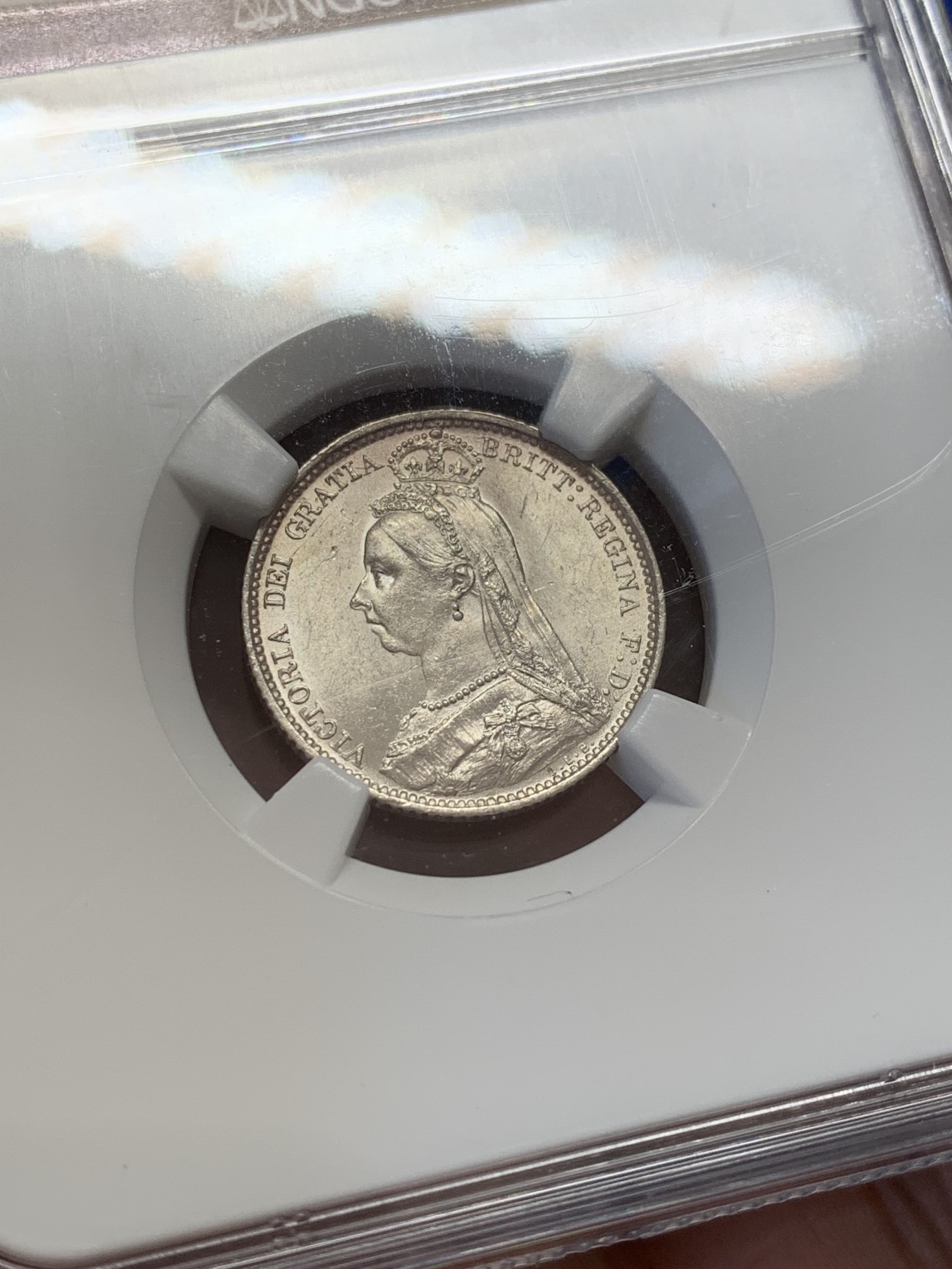 《竞宝斋》第207场-周日，周一 2场 (全场包邮) NGC-MS63 英国1887年维多利亚高冠6便士银币 数字面值版  标签处有裂纹