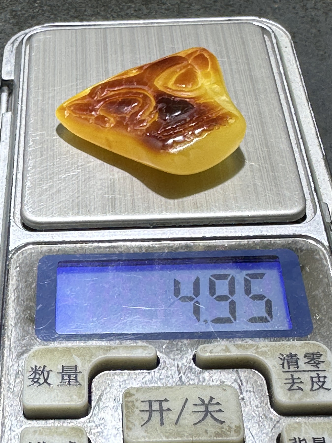 精美天然乌克兰蜜蜡原石原皮雕刻古蜀文化三星堆面具吊坠一个，
