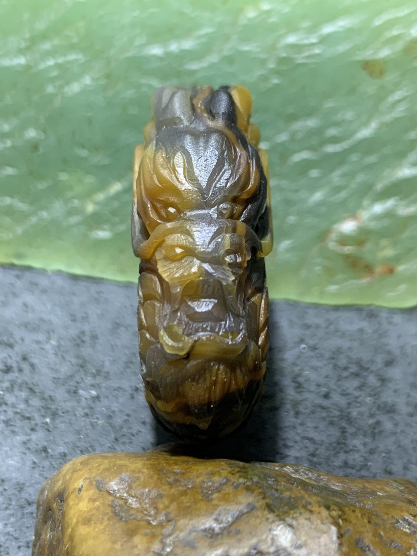 精美亚光高玉化巴西玛瑙手工俏色巧雕随形龙扣吊坠一个！
