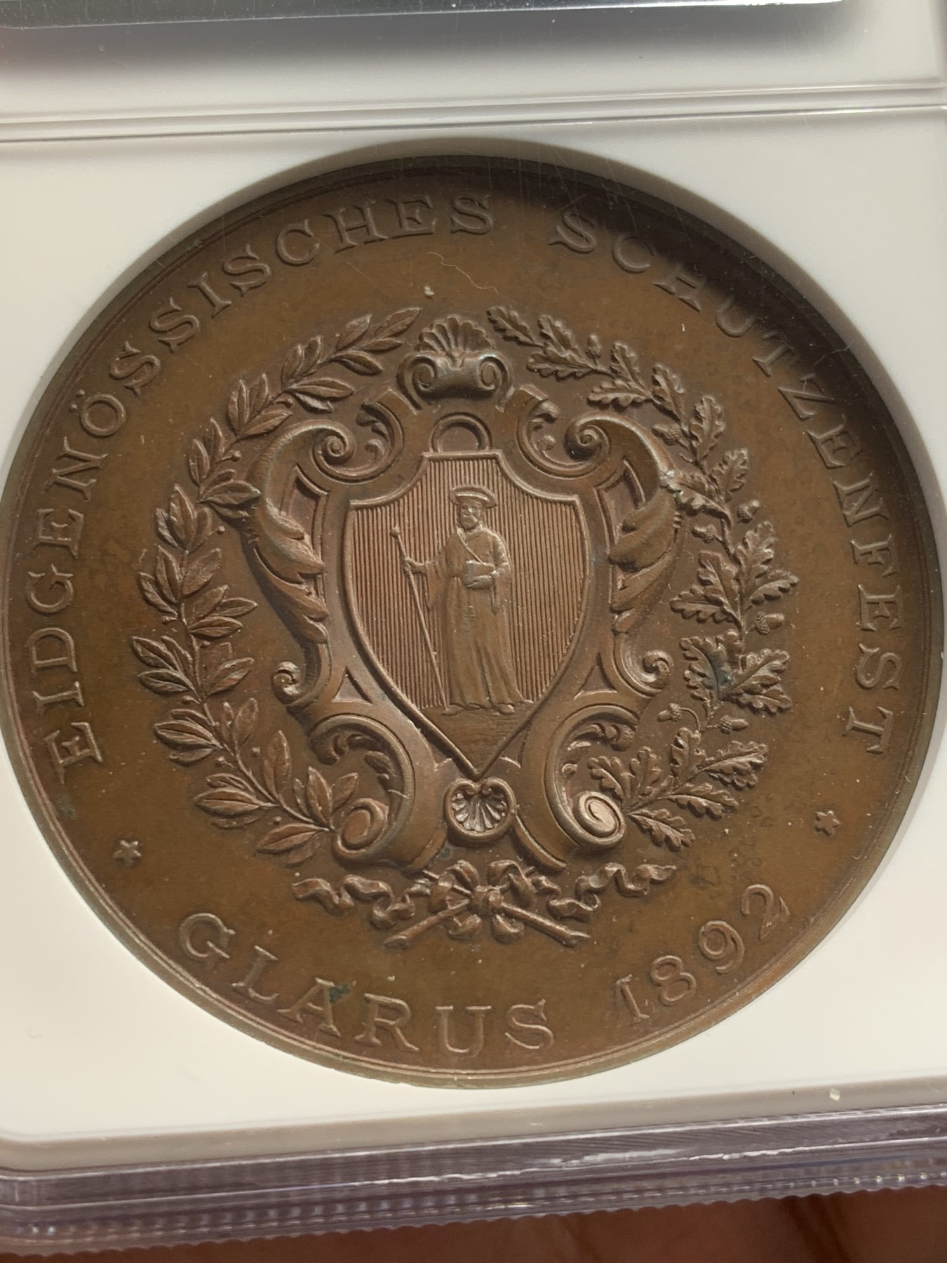 《竞宝斋》第207场-周日，周一 2场 (全场包邮) NGC MS64BN 1892年瑞士格拉鲁斯射击节高浮雕铜章 原味巧克力包浆 顶级品相状态