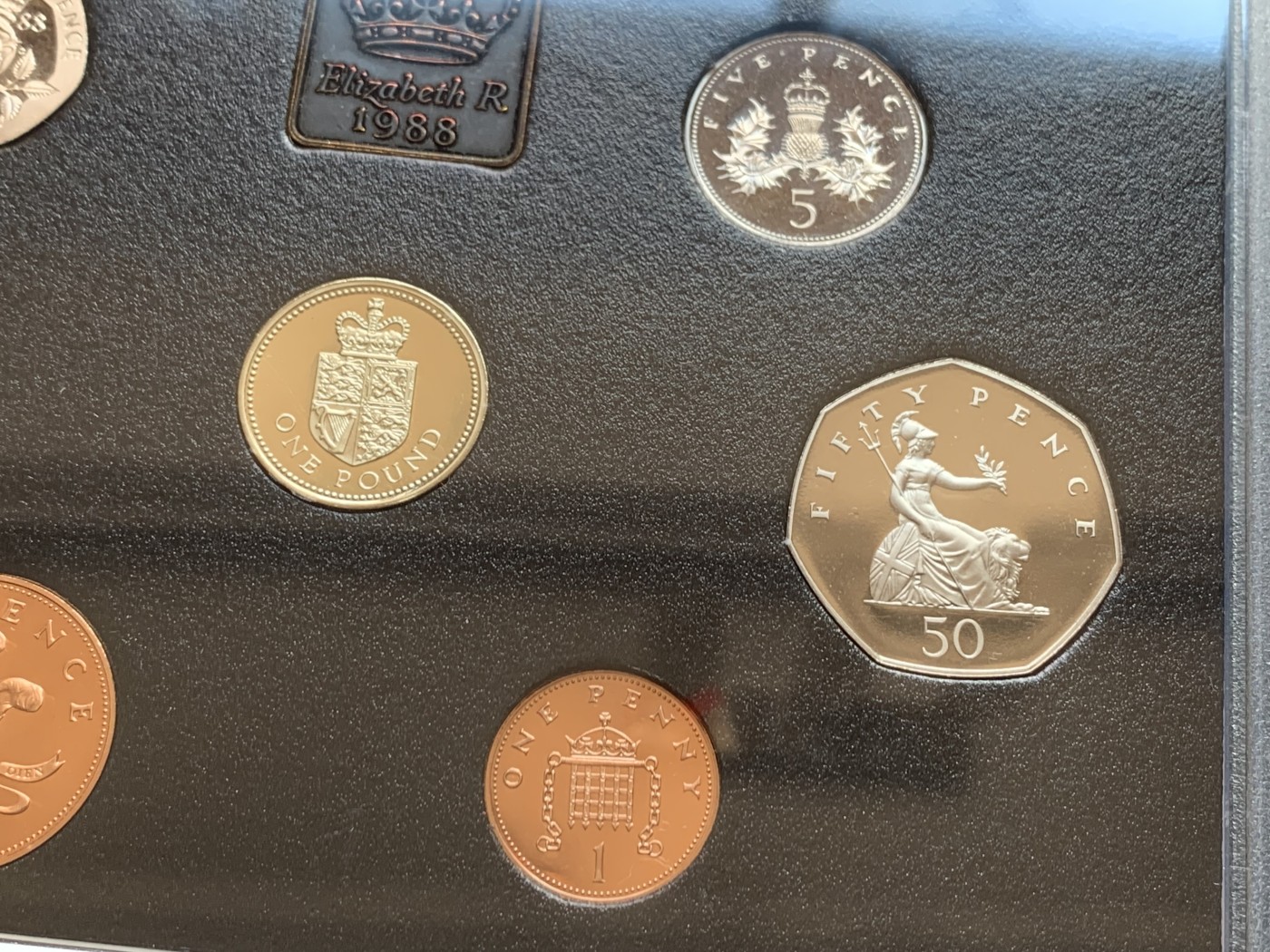 《竞宝斋》第207场-周日，周一 2场 (全场包邮) 英国1988年精制币套装 蓝盒 含独特盾牌1英磅