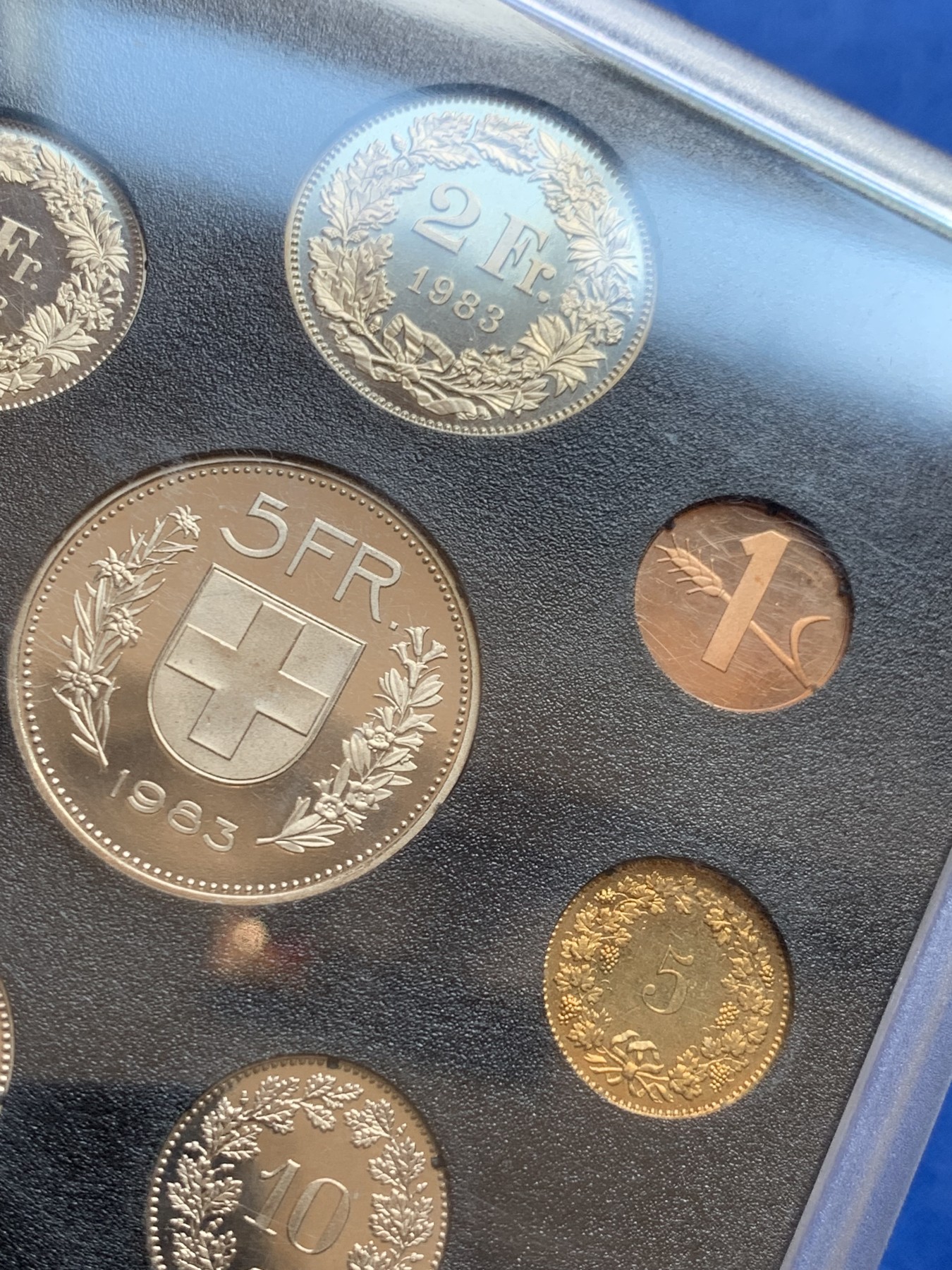 《竞宝斋》第207场-周日，周一 2场 (全场包邮) 瑞士1983年8枚套精制套币 黑色